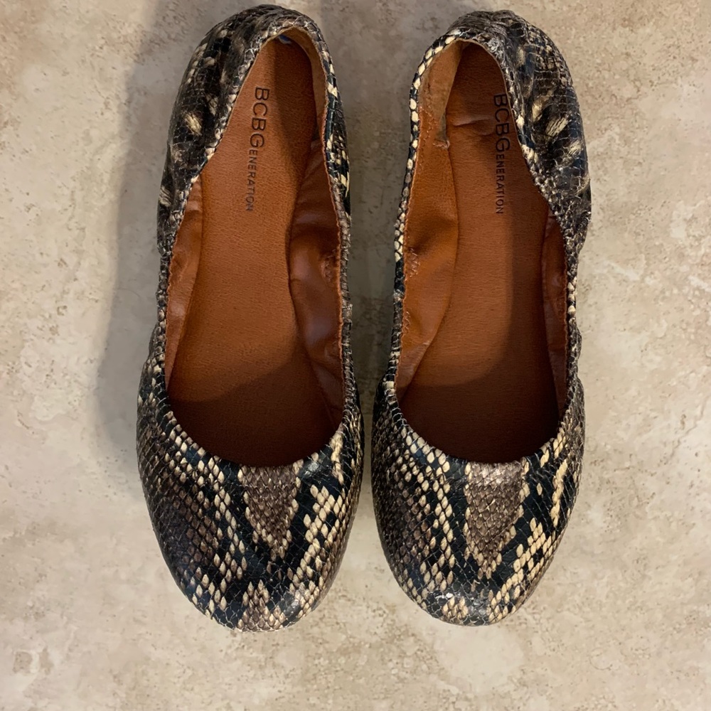 %%%BCBGenerstion snakeskin flats size 7.5